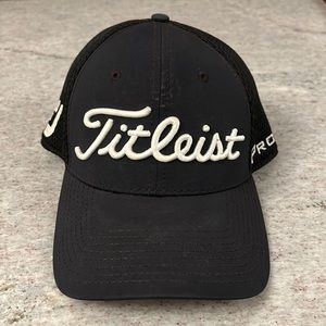 Men’s Titleist, black fitted hat L/XL